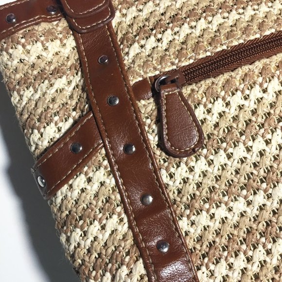 ๐5/$20๐ Woven Handbag - Picture 5 of 5